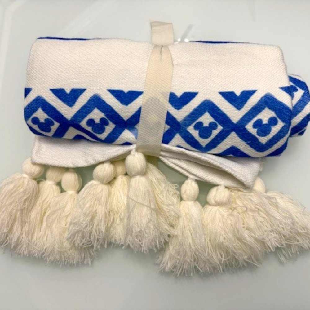 NWT DISNEY Throw Blanket Plaid Manta